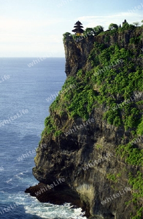 Der Pura Luhur Ulu Watu Tempel im sueden von Bali auf der Insel Bali in Indonesien. 