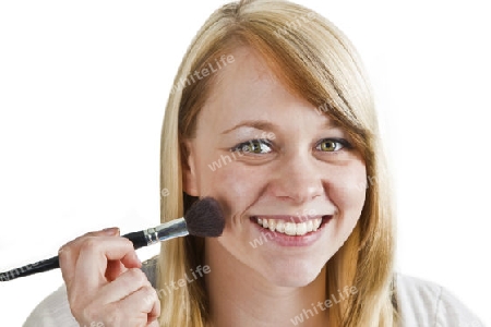 Junge Frau beim schminken- freigestellt auf wei?