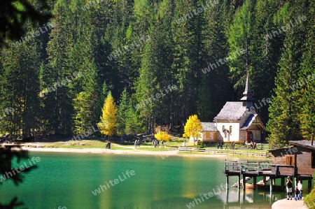 Wilder Bergsee im milden Herbst