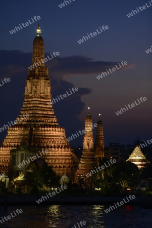 Der Wat Arun Tempel in der Stadt Bangkok in Thailand in Suedostasien.