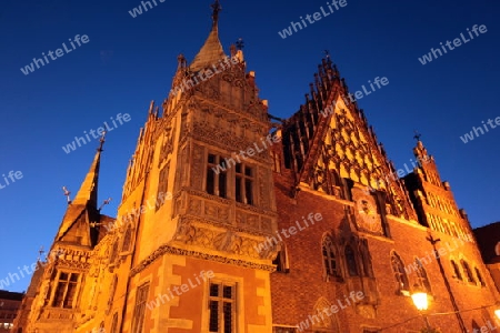 Die Elisabethkirche beim Stray Rynek Platz  in der Altstadt von Wroclaw oder Breslau im westen von Polen.  