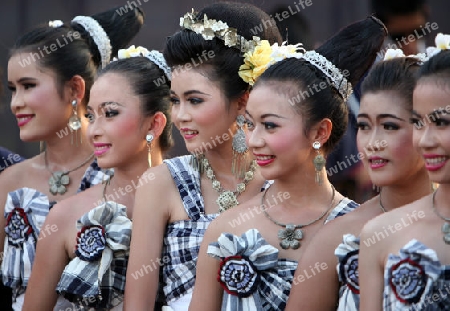 Eine traditionelle Tanz Gruppe zeigt sich an der Festparade beim Bun Bang Fai oder Rocket Festival in Yasothon im Isan im Nordosten von Thailand. 