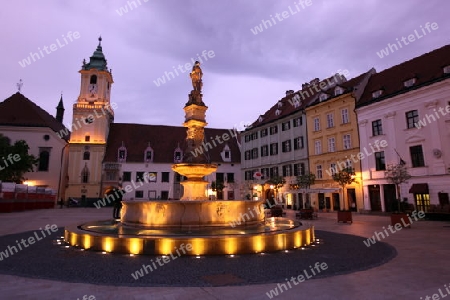 Europa, Osteuropa, Slowakei, Hauptstadt, Bratislava, Altstadt, Platz, Rathausplatz, Maximilianfontaene, Rathaus, Sommer,