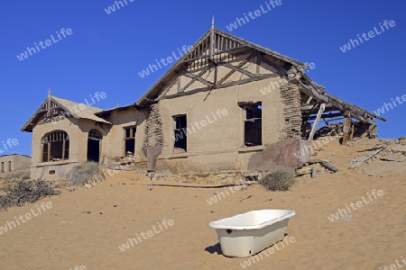 von D?nen und W?stensand eingenommene Wohngebaeude, Arbeitsgebaeude in der ehemaligen Diamantenstadt Kolmanskuppe, Kolmanskop, heute eine Geisterstadt bei L?deritz, Namibia , Afrika