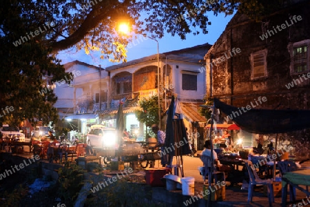 Das Altstadt Zentrum mit dem Nachtmarkt Platz am Grenzfluss Mekong River in der Stadt Tha Khaek in zentral Laos an der Grenze zu Thailand in Suedostasien.