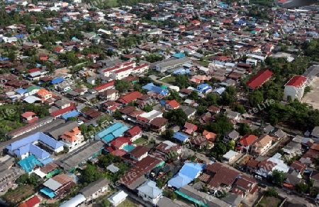 Die sicht auf die Stadt Ubon Rachathani im Isan beim Anflug von Chiang mai nach Ubon im Nordosten von Thailand. 