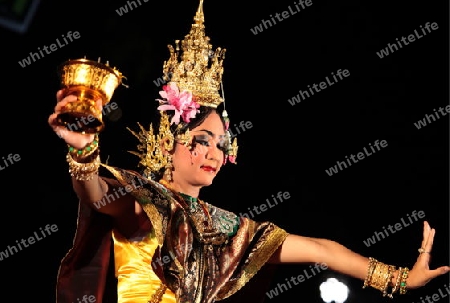 Traditionelle Taenzerinnen tanzen in einem Park in Chiang Mai im Norden von Thailand. 