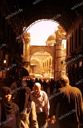 Eine Gasse mit Geschaeften im Souq in der Altstadt der Syrischen Hauptstadt Damaskus