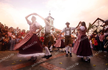 Amerika, Suedamerika, Venezuela, Deutsche Kolonie, Colonia Tovar, Bergdorf,  Das traditionelle Patronsfest des Heiligen Martin am Martinstag 11.November 2008 mit Deutschen Folkstaenzen und Deutschen Trachten im Bergdorf Colonia Tovar der ehemaligen