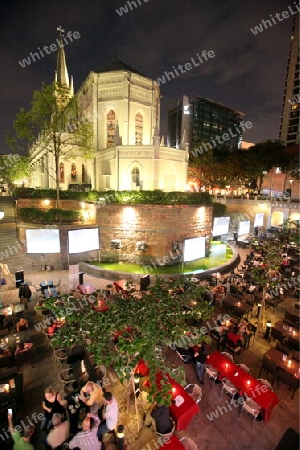 Die Kirche des ehemaligen Konvent Chijmes mit dem heutigen Restaurant vor der Kirche in Singapur im Inselstaat Singapur in Asien. 