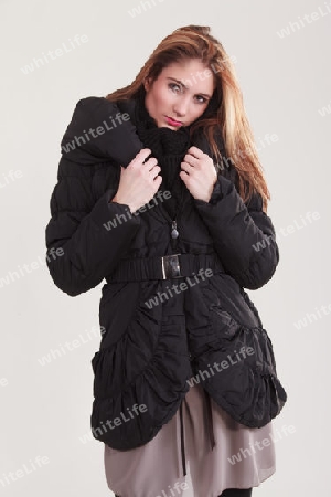 Junges Maedchen in einer warmen Steppjacke fuer den Winter