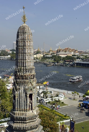 Die Tempelanlage des Wat Arun am Mae Nam Chao Phraya River in der Hauptstadt Bangkok von Thailand in Suedostasien.