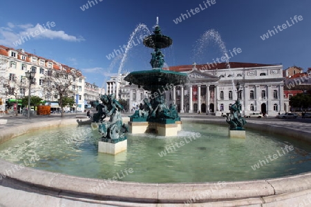 Der Platz Rossio mit dem National Theater in der Altstadt von Lissabon  in Portugal.