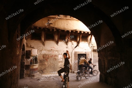 Eine Gasse mit Geschaeften im Souq in der Altstadt der Syrischen Hauptstadt Damaskus