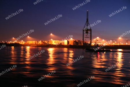 Hamburger Hafen bei Nacht