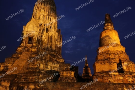 Der Wat Ratburana Tempel in der Tempelstadt Ayutthaya noerdlich von Bangkok in Thailand.