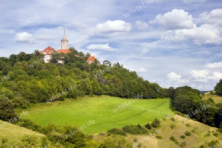 Landschaft mit Leuchtenburg