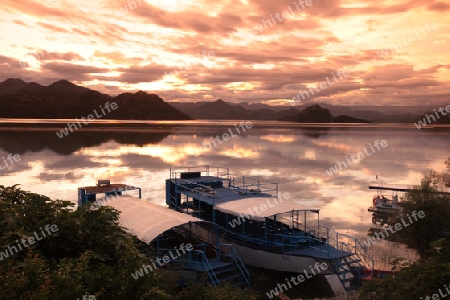 Die Abendstimmung beim Fischerdorf Vranjina am Skadarsee in Montenegro im Balkan in Europa.