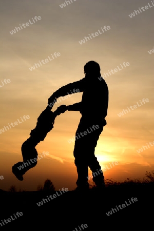 Silhouette den Vater und das Kind in der Sonnenutergang