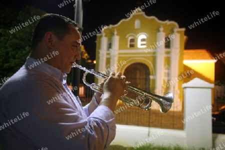 Amerika, Suedamerika, Venezuela, CoroEin Musiker am Abend bei einem Konzert vor der Kirche Iglesia de San Clemente in der Altstadt der Kolonialstadt Coro im Nordwesten von Venezuela.   