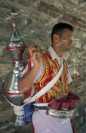 Ein Wassertraeger im Souq, Bazaar oder Markt von Kapali Carsi im Stadtteil Sulranahmet in Istanbul in der Tuerkey.