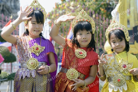 Kinder in traditionellen Thailaenischen Kleider in der Tempelanlage des Wat Arun am Mae Nam Chao Phraya River in der Hauptstadt Bangkok von Thailand in Suedostasien.