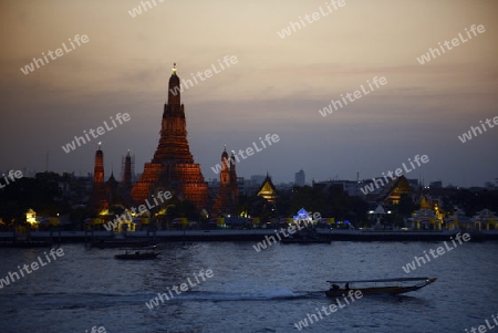 Die Tempelanlage des Wat Arun am Mae Nam Chao Phraya River in der Hauptstadt Bangkok von Thailand in Suedostasien.