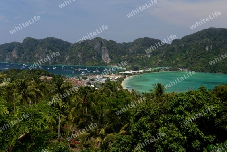 The view from the Viewpoint on the Town of Ko PhiPhi on Ko Phi Phi Island outside of the City of Krabi on the Andaman Sea in the south of Thailand. 