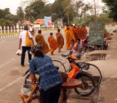 Moenche ziehen am fruehen morgen durch Alt-Sukhothai in der Provinz Sukhothai im Norden von Thailand in Suedostasien.