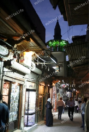 Eine Gasse mit Geschaeften im Souq in der Altstadt der Syrischen Hauptstadt Damaskus