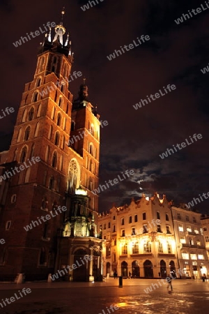 Der Rynek Glowny Platz mit der Marienkirche in der Altstadt von Krakau im sueden von Polen. 