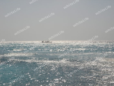 Einsames Boot im weiten Meer