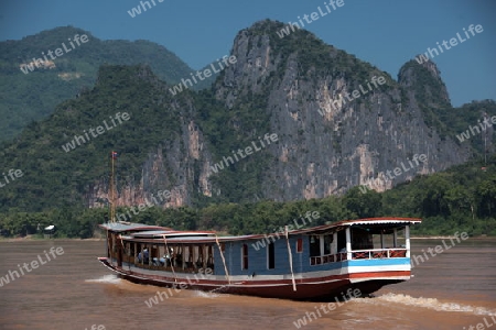 Ein Schiff auf dem Mekong River bei Luang Prabang in Zentrallaos von Laos in Suedostasien. 