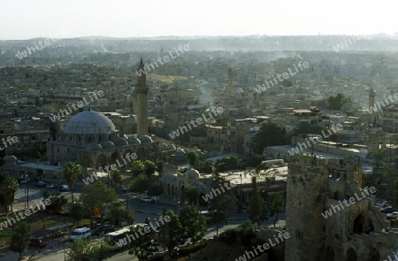 Eine Moschee in der Altstadt von Aleppo im Norden von Syrien im Nahen Osten.