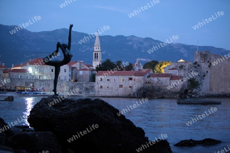 Die Stadt Budva am Mittelmeer in Montenegro im Balkan in Europa.