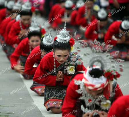 Eine traditionelle Tanz Gruppe zeigt sich an der Festparade beim Bun Bang Fai oder Rocket Festival in Yasothon im Isan im Nordosten von Thailand. 