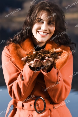 Junge Frau mit Herbststimmung 