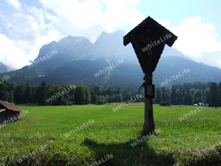 Kreuz vor dem Zugspitzmassiv