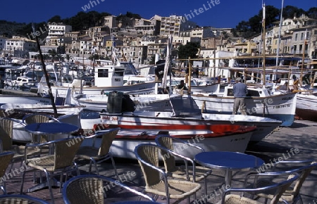 Das Fischerdorf Port de Soler mit dem Bootshafen im Februar im Norden der Insel Mallorca einer der Balearen Inseln im Mittelmeer.     