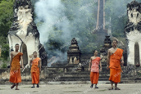 Der untere Teil des Tempel Wat Phra That Doi Kong Mu ueber dem Dorf Mae Hong Son im norden von Thailand in Suedostasien.