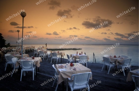 
Ein Restaurant in einer Hotel Anlage auf den Inseln der Malediven im Indischen Ozean. 