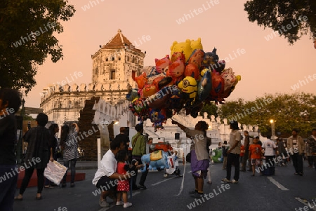 Eine Strassenszene vor dem Fort Sumen bei einem Fest im Santichaiprakan Park am Mae Nam Chao Phraya in der Hauptstadt Bangkok von Thailand in Suedostasien.