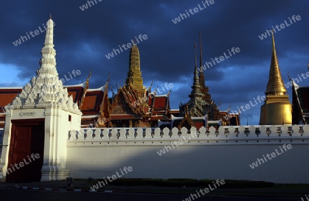 Das Tempelgelaende in der Abendstimmung mit dem Wat Phra Keo beim Koenigspalast im Historischen Zentrum der Hauptstadt Bangkok in Thailand. 