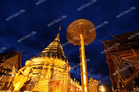 Der Chedi der Tempel Anlage des Wat Phra That Doi Suthep bei Chiang Mai in der Provinz Chiang Mai im Norden von Thailand in Suedostasien.