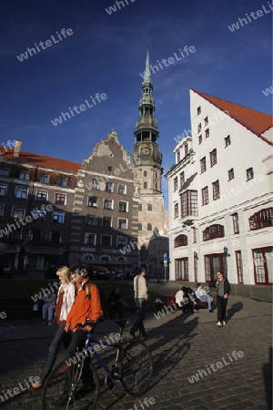 Die Petrikirche und das Schwarzhaeupterhaus in der Altstadt von Riga der Hauptststadt von Lettland im Baltikum in Osteuropa.  