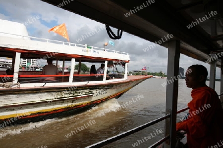 Der alltag auf dem Mae Nam Chao Phraya Fluss in Bangkok der Hauptstadt von Thailand in Suedostasien.  