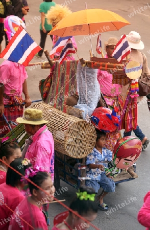 Ein Raketentraeger an der Festparade beim Bun Bang Fai oder Rocket Festival in Yasothon im Isan im Nordosten von Thailand. 