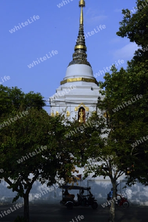 Ein Tempel vor der alten Stadtmauer am  Pratu Tha Phae Platz in Chiang Mai im norden von Thailand in Suedostasien.