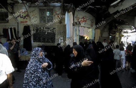 Frauen auf dem Souq oder Markt in der Medina der Altstadt von Aleppo im Norden von Syrien im Nahen Osten.  