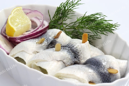 Rollmops mit K?chenzutaten in einer Porzellanschale